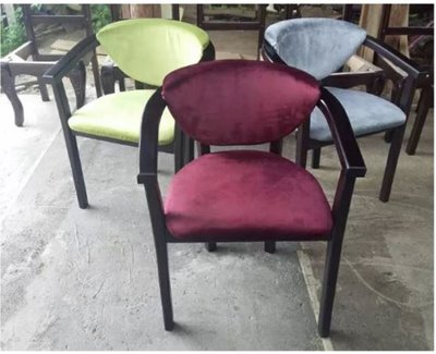 ➤Ціна 2 730 грн UAH Купити Дизайнерський стілець із підлокітниками дерев'яний Герхард венге, сидіння бузковий➤шоколад ➤Стілець із підлокітниками➤Еко➤85.5ST фото