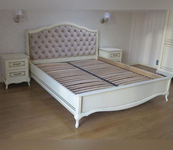 Ліжко дерев'яне 182х200 з високим узголів'ям, декорованим тканиною лак білий