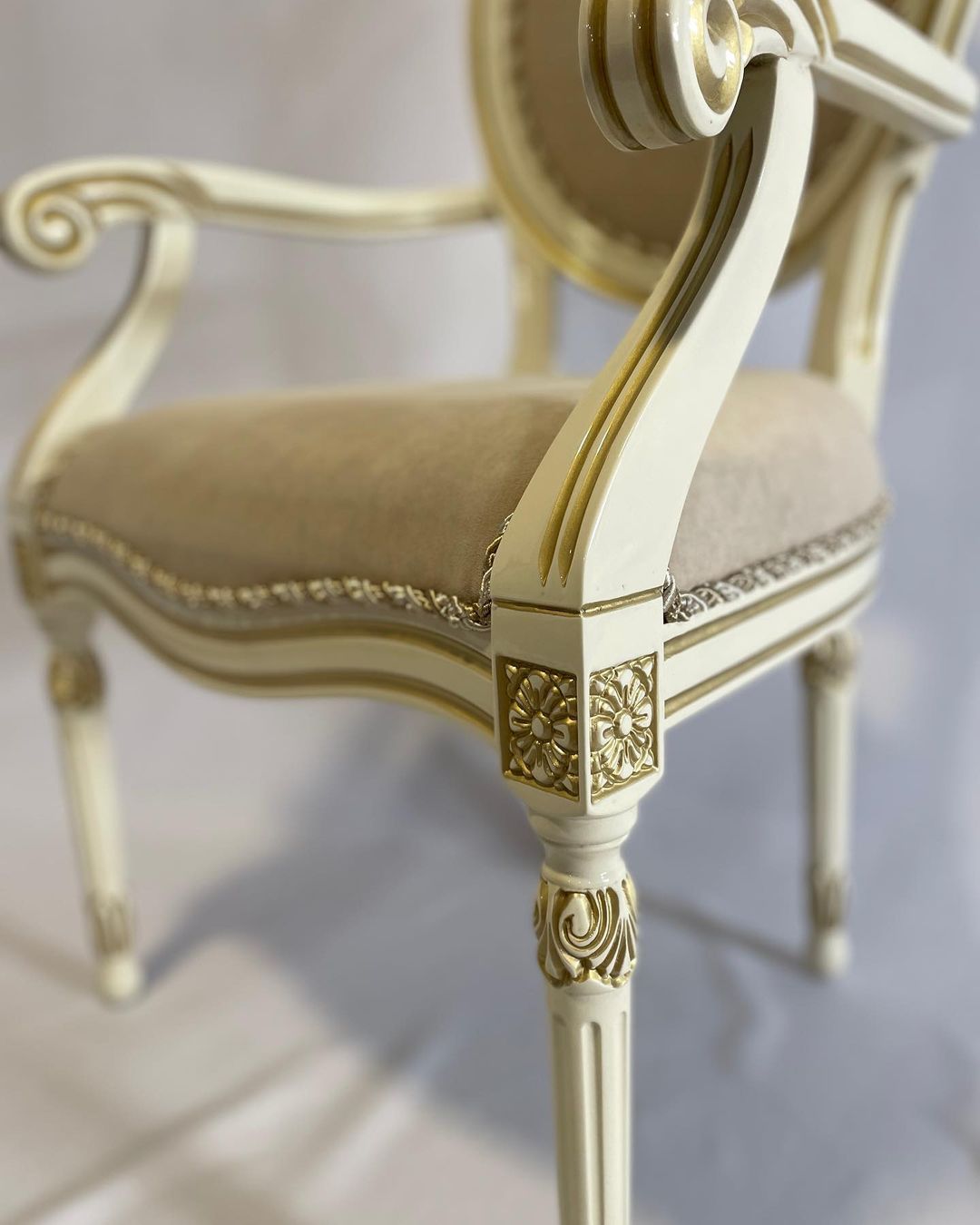 Кресло деревянное слоновая кость патина золото Морис