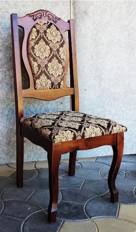 Деревянный стул с резными рисунком