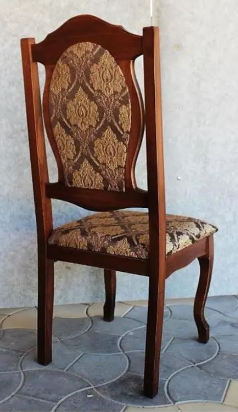Деревянный стул с резными рисунком